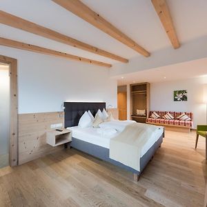 Camera grande con letto king size